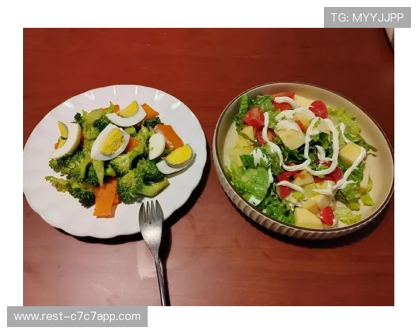 挑战足球球星一天的饮食揭秘从早餐到晚餐的营养均衡与能量补充 挑战足球球星一天的饮食揭秘从早餐到晚餐的营养均衡与能量补充