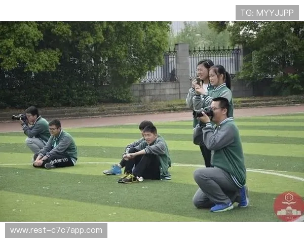通过照片线索猜测足球明星身份,挑战你的足球记忆力与观察力 通过照片线索猜测足球明星身份,挑战你的足球记忆力与观察力